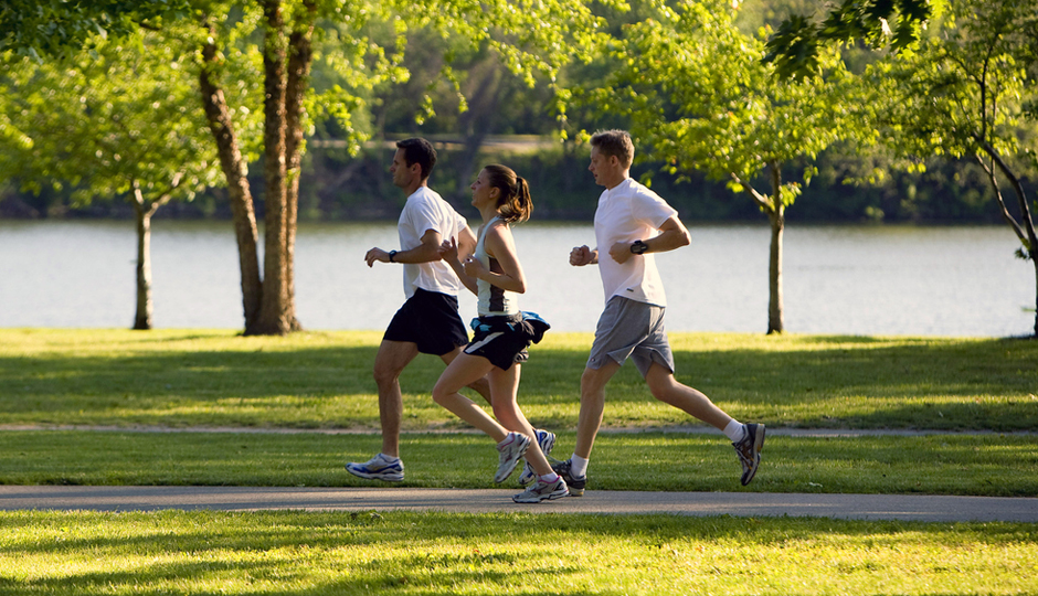 Runners on the Schuylkill Trail along Kelly Drive // Photo by Jeff Fusco