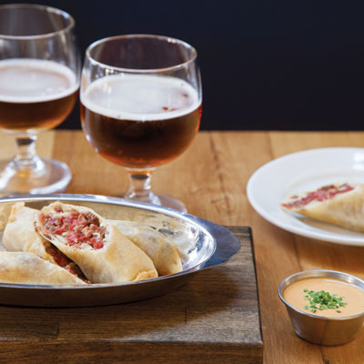MO-reuben-rolls-gaslight-courtney-apple-400