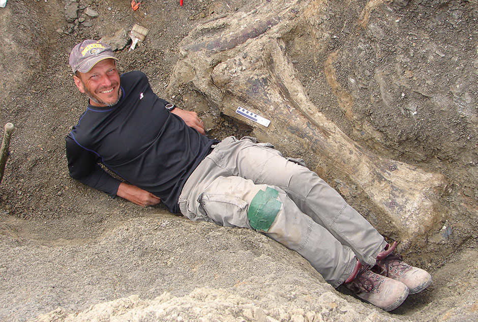 Ken Lacovara, next to the dinosaur's right tibia