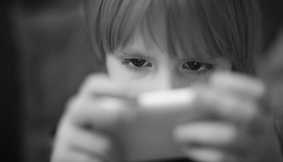 shutterstock_cell-phone-kid-940x540