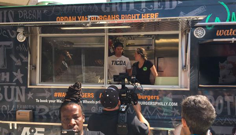 wahlburgers-food-truck-940