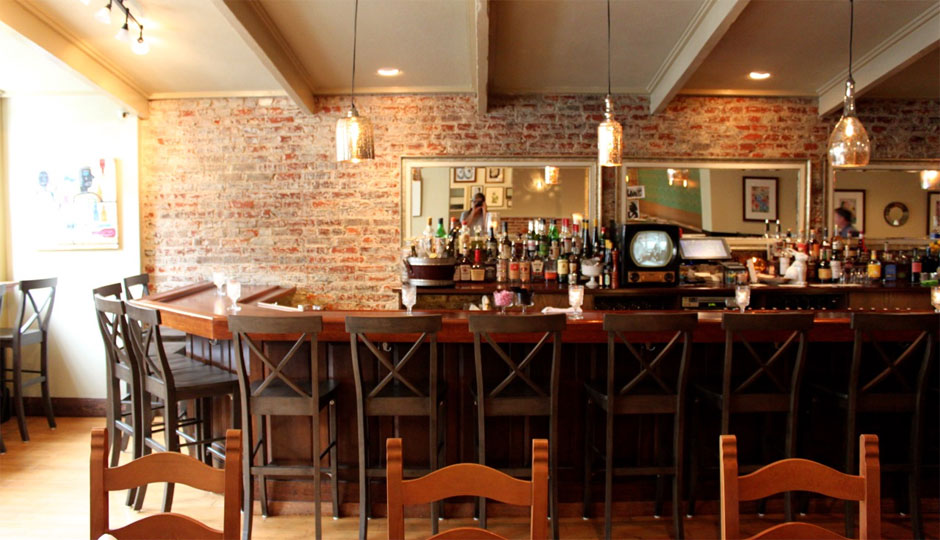 The bar and vintage Admiral TV at Coeur | Photo by Emily Teel