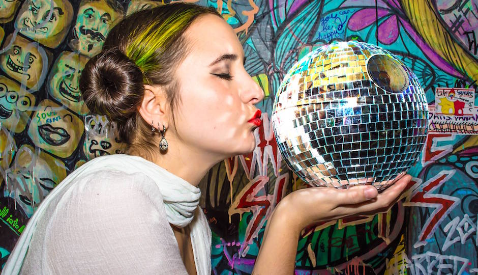 Photo by Jorge Pina, featuring event curator Beatrix Deranged