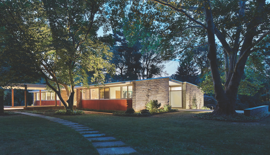 Kling paid considerable attention to the materials he used in his original plan. The weaving of glass, stone, metal and wood plays an important role in the experience both inside and outside the home.