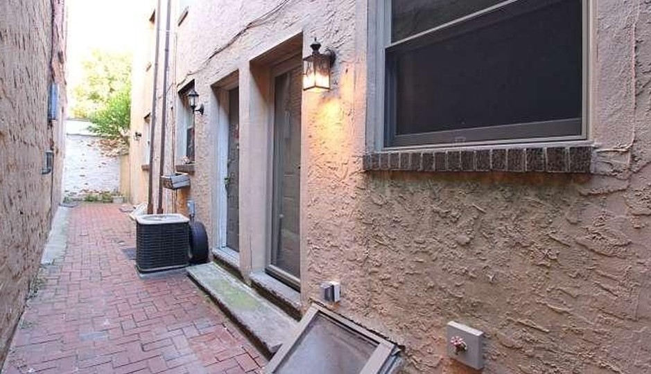 The front courtyard of 617 S 7th St.