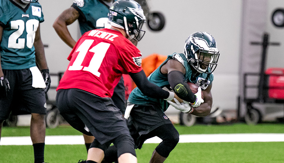 Carson Wentz and Kenjon Barner. (Jeff Fusco)