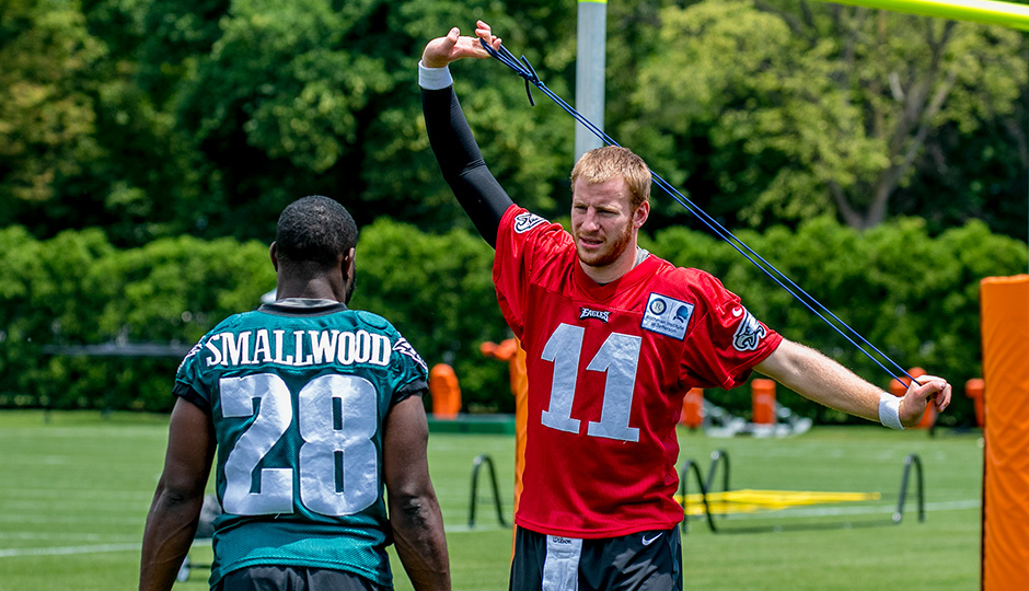 Wendell Smallwood and Carson Wentz. (Jeff Fusco)