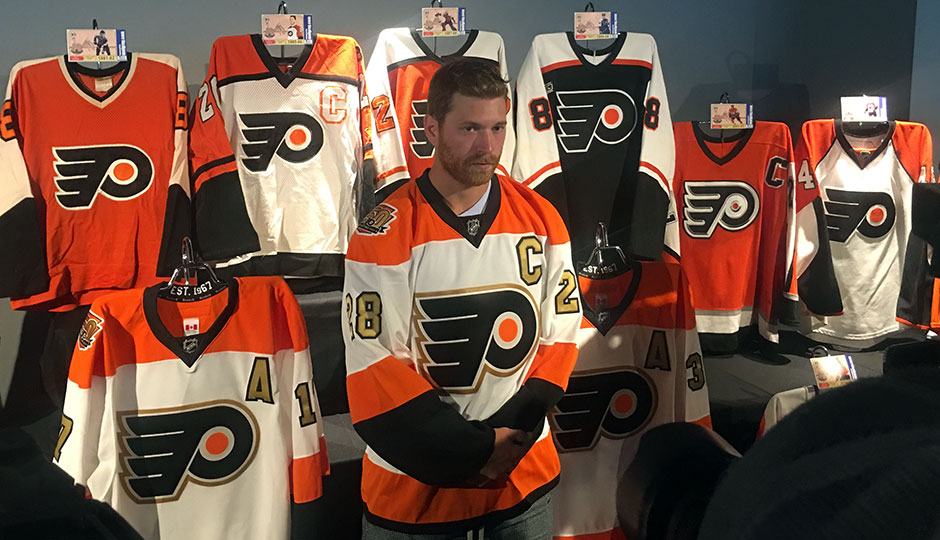 Claude Giroux in his new Flyers jersey