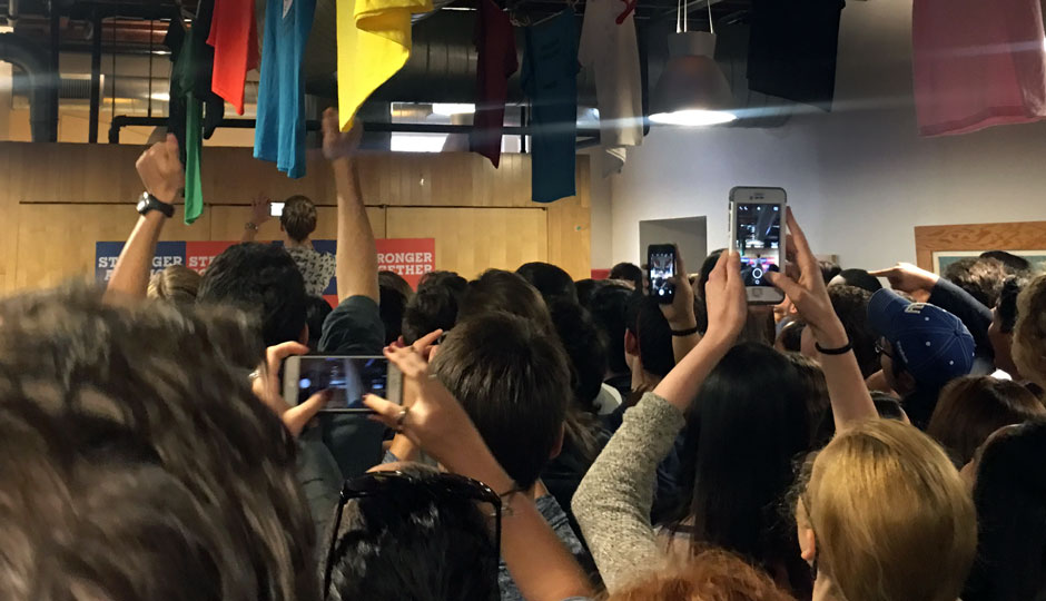 Elizabeth Banks holds up her phone to take a selfie