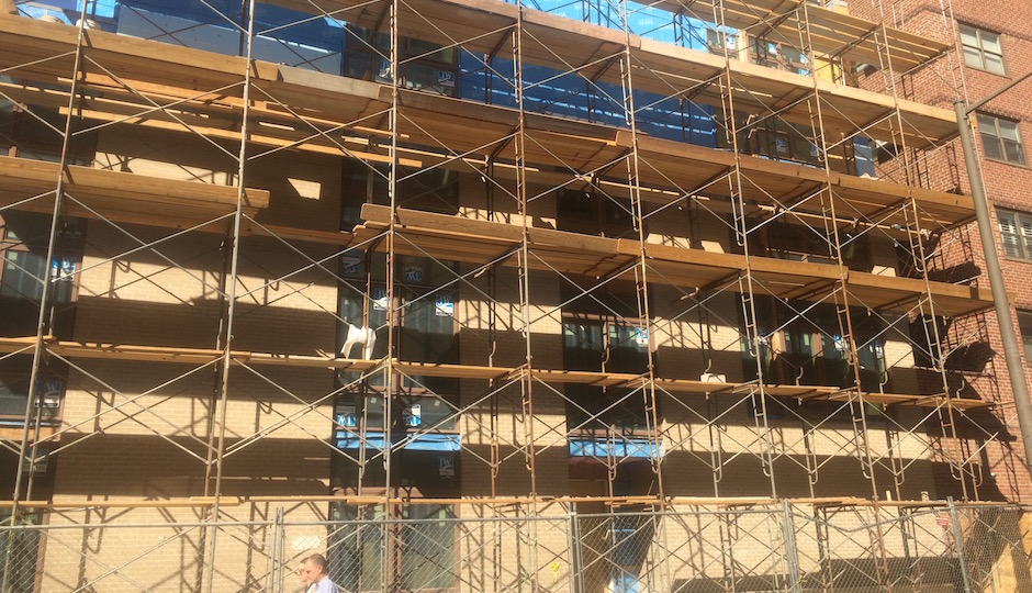 Scaffolding surrounds the Walnut Street townhouse in Van Pelt Mews in September. | Photos: Sandy Smith