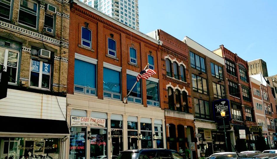 The historic status of the buildings at 704-08 Sansom St. remains up in the air after Friday's Historical Commission meeting. | Photo: Oscar Beisert