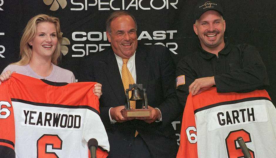 Trisha Yearwood, then-Philadelphia Mayor Ed Rendell and Garth Brooks 