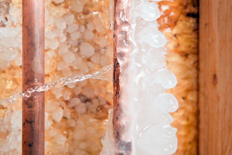 winter plumbing tips cracked copper pipe from freezing