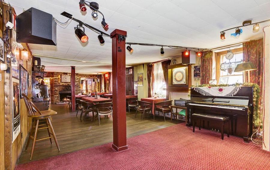 house for sale quakertown raven's nest dining room stage view