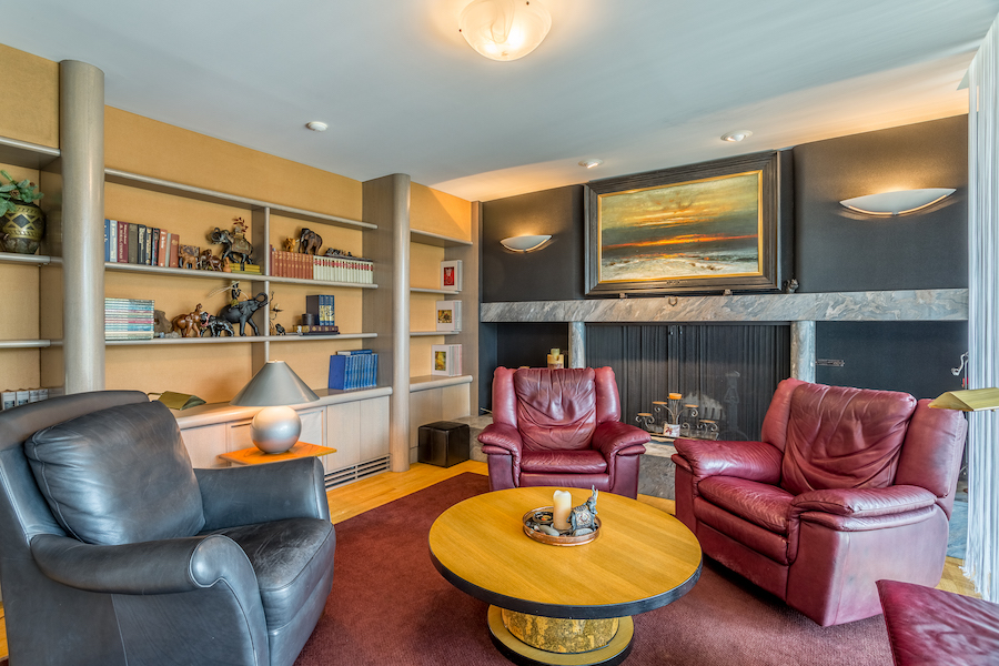 sinking spring hilltop mansion den