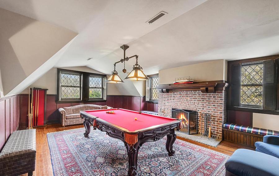 billiard room