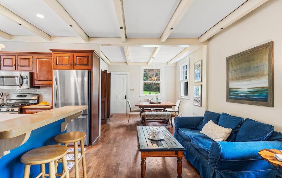 seating area and breakfast nook