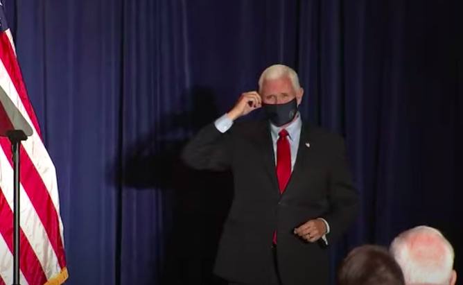 Mike Pence wears a mask in Philadelphia