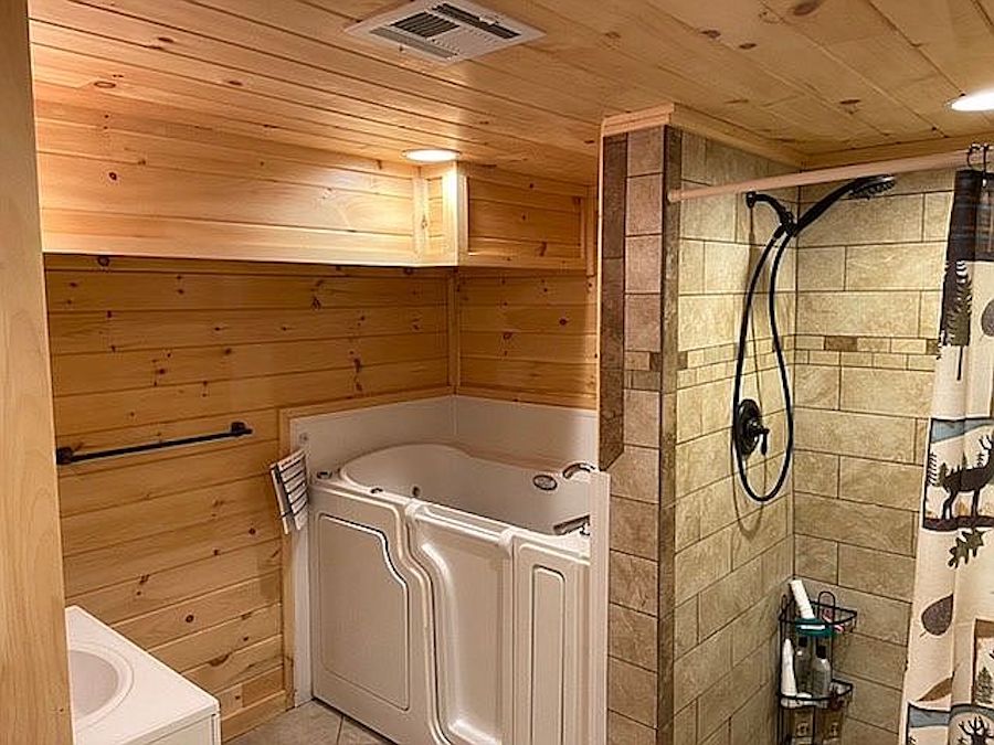gym bath and tub