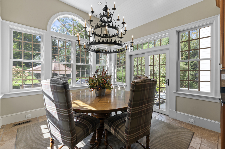 breakfast room