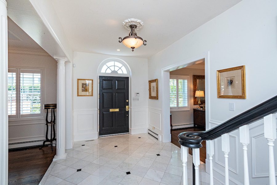 house for sale Ventnor colonial foyer