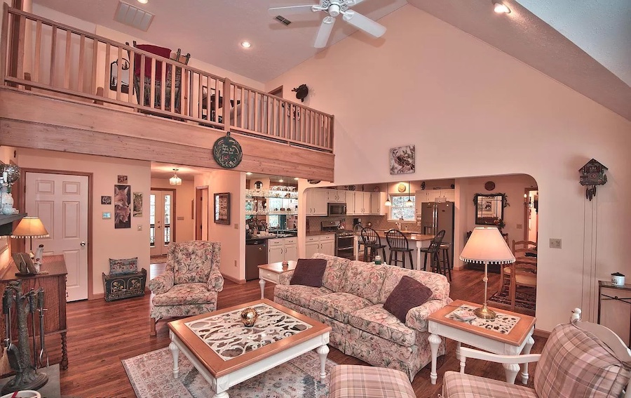 house for sale Pocono Pines Cape Cod great room
