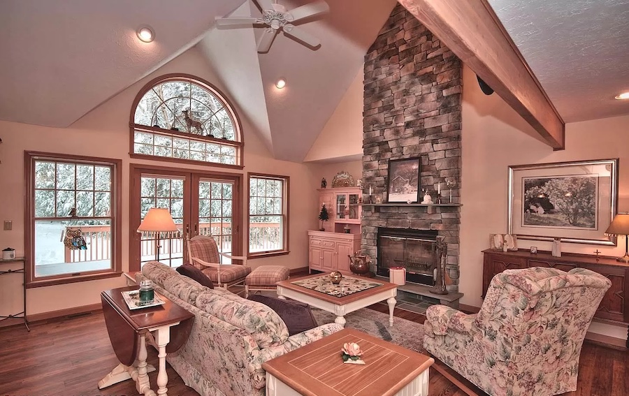 house for sale Pocono Pines Cape Cod great room