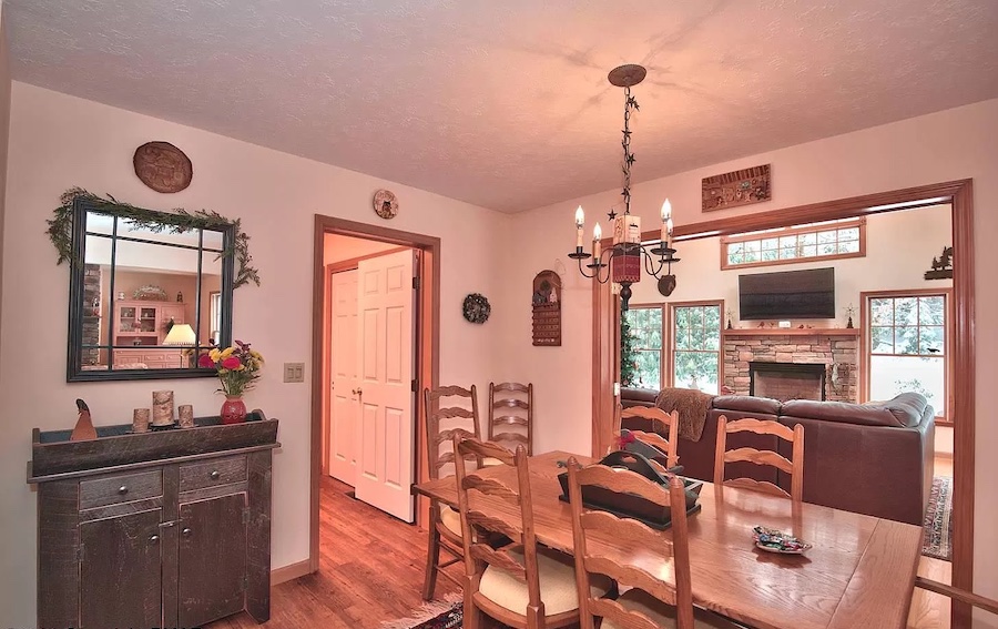 house for sale Pocono Pines Cape Cod breakfast room