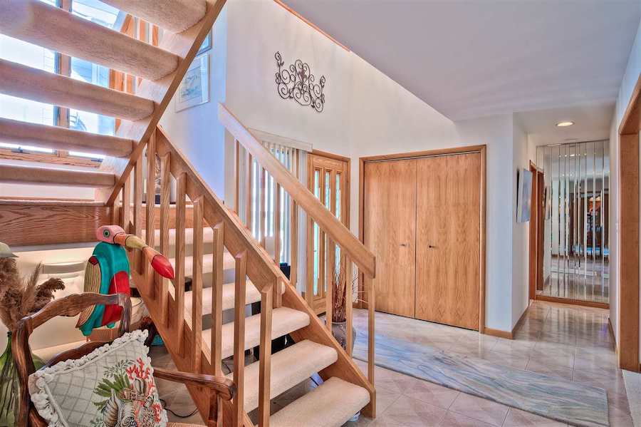 Avalon beach block contemporary house for sale foyer
