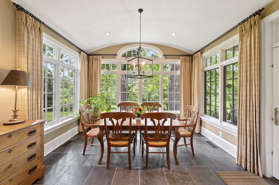 breakfast room