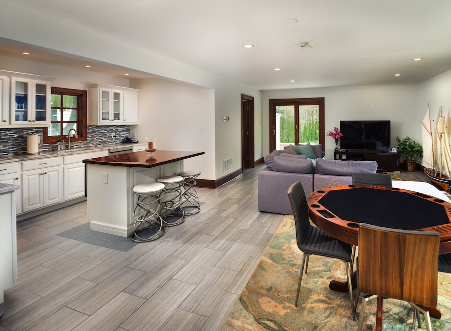 poker room and bar