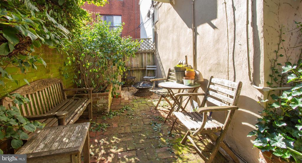 house for sale upgraded queen village trinity side patio
