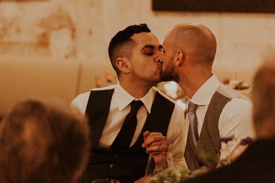 kiss