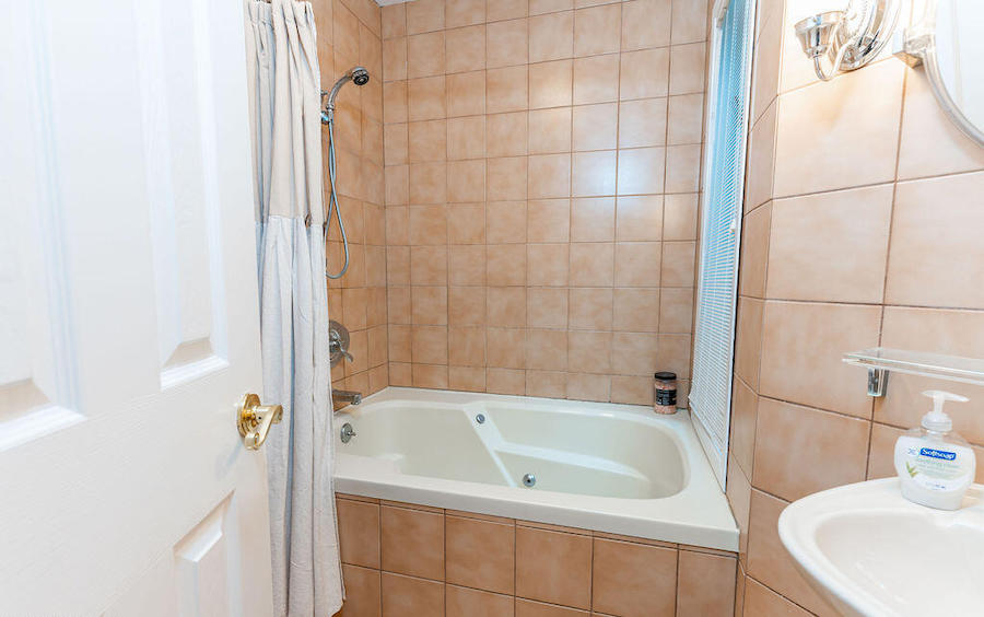 First-floor en-suite bathroom