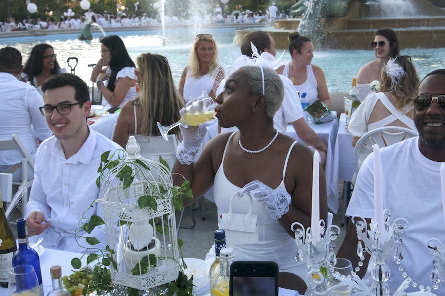 diner en blanc philadelphia attendees at their table