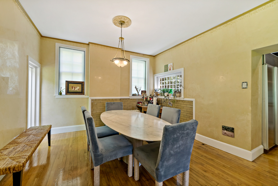 breakfast room