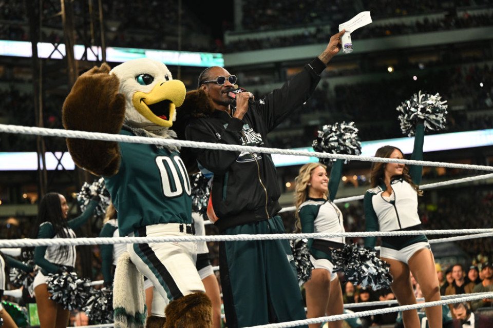 wrestlemania 40 philadelphia snoop dogg eagles