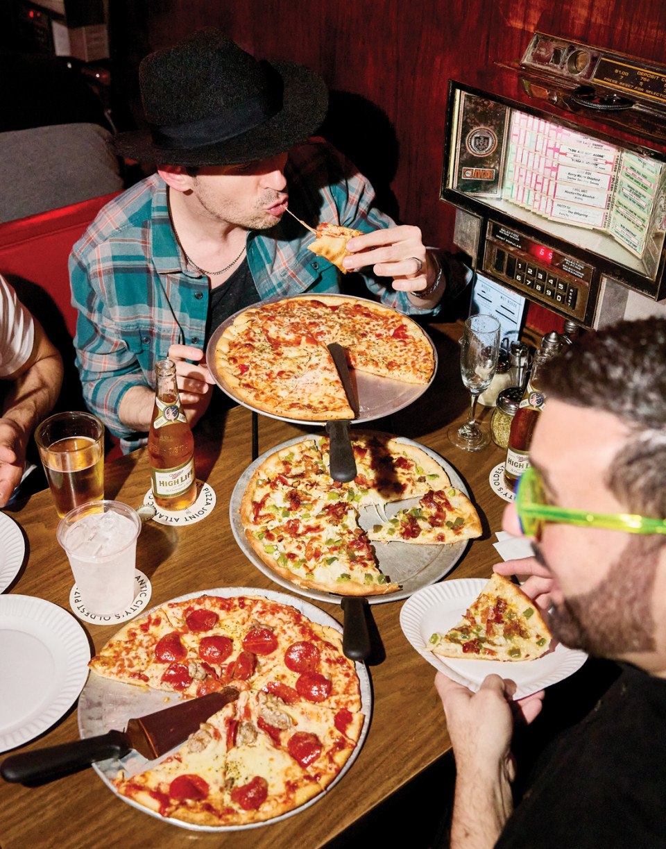Pizza and beer at Tony's Baltimore Grill