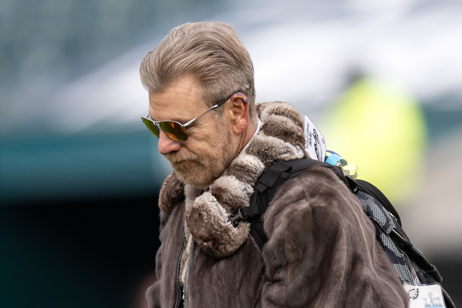 Howard Eskin, who was banned from Phillies games after allegedly kissing an Aramark employee at Citizens Bank Park, has issued an apology