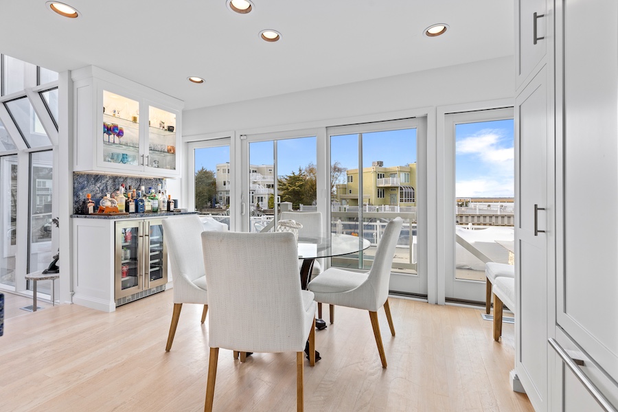 breakfast room