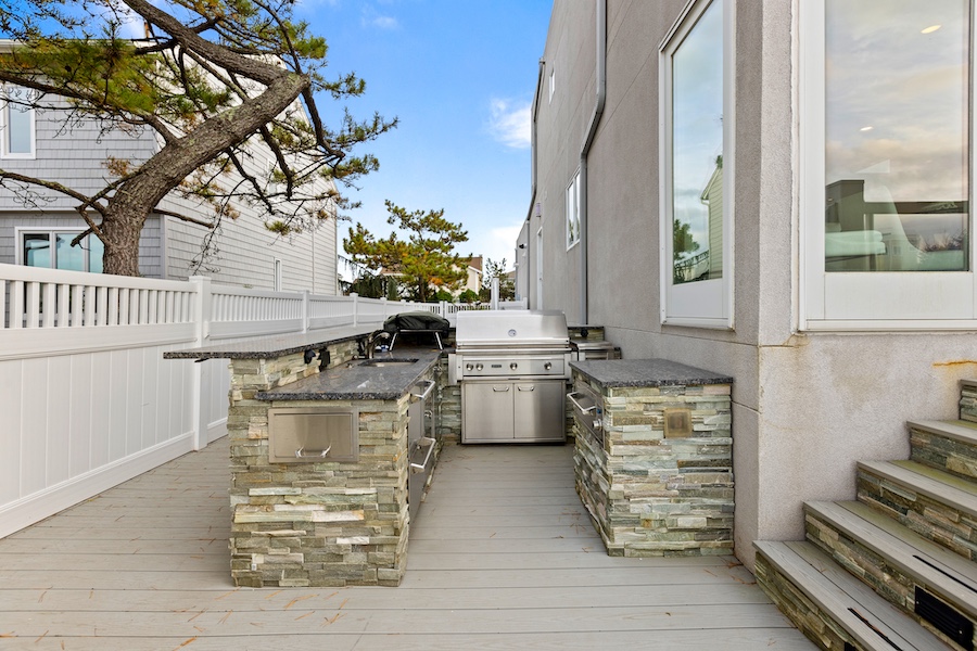 outdoor kitchen